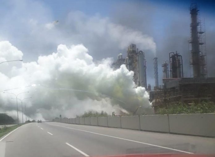 Después de la fuga que paró el paso por la autopista el viernes 14 de agosto, informe técnico de la refinería El Palito revela que la planta de FCC no se paralizó y fue reactivada la producción de gasolina y gas. Foto: cortesía trabajadores de Pdvsa.