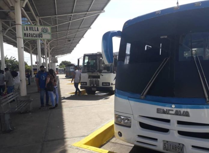 Escasez de diésel mantiene paralizado 99% del transporte de buses en Machiques. | Foto: Johandry Andrea Montiel.