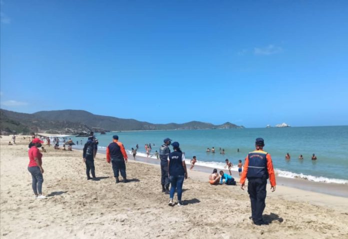 Organismos de seguridad se mantienen en Playa Patilla de Carúpano a pesar de la poca afluencia de personas. Foto bomberos Cumaná.